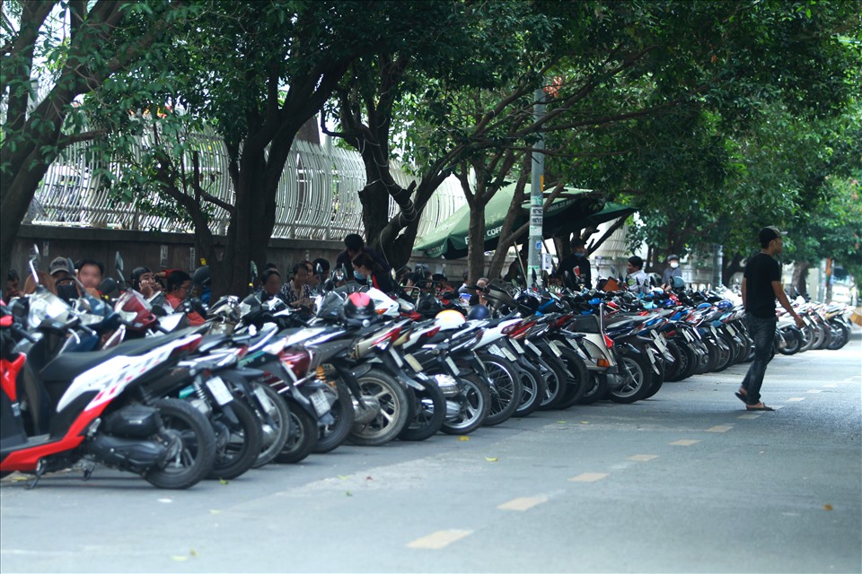 Theo ghi nhận của phóng viên báo Lao Động, sáng 16.2 (mùng 5 Tết), nhiều quán cafe trên địa bàn TPHCM luôn trong tình trạng đông nghịt khách. Nhiều quán không gian phải cho khách để xe dưới lòng đường.