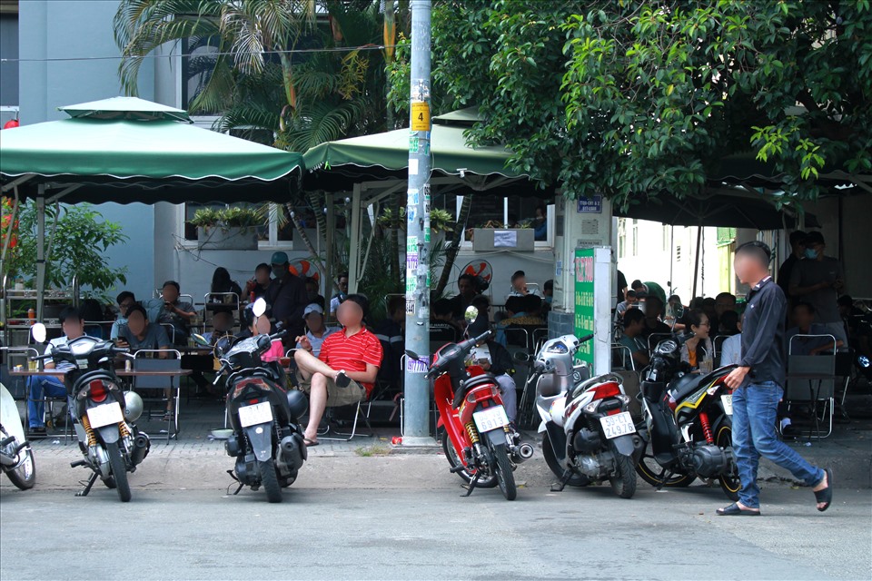 Dù đang rất đông khách nhưng các quán cafe này vẫn không thực hiện giãn cách chỗ ngồi và không hề có tấm chắn.