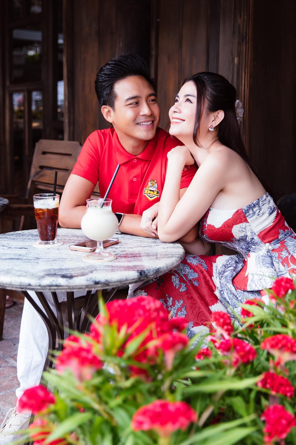 Kha Ly - Thanh Duy không ngần ngại thể hiện nữ khoảnh khắc ngọt ngào bên ông xã. Cặp đôi đã có một năm 2020 vừa qua nhiều thành công với các giải thưởng, phim ảnh.