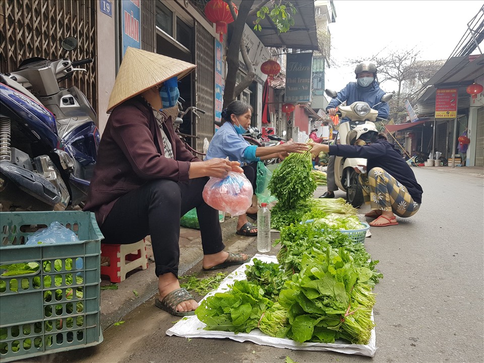Bà Nguyễn Thị Thìn chia sẻ, lượng người mua năm nay kém hẳn so với các năm trước. Các loại mặt hàng rau, củ, quả giá bán không có gì đột biến. Ảnh Cao Nguyên.
