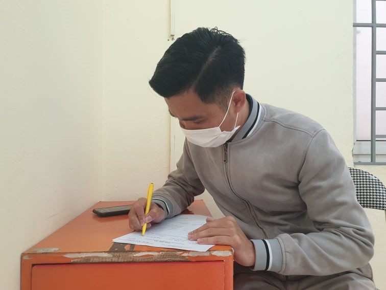 Anh Lê Đình Việt thực hiện việc khai báo y tế tại phường Mỹ Đình 2.