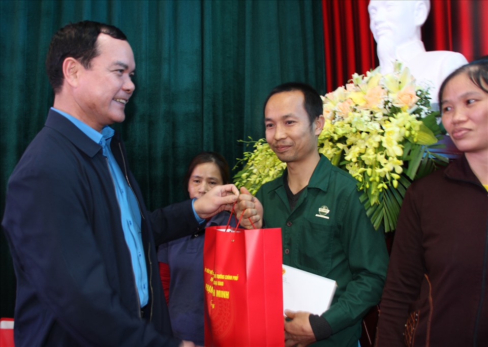 Ông Nguyễn Đình Khang, Uỷ viên Trung ương Đảng, Chủ tịch Tổng LĐLĐVN trao quà cho CNLĐ tỉnh Nam Định. Ảnh: Việt Lâm