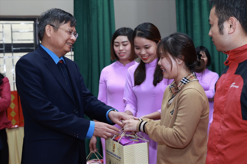 Phó Chủ tịch Tổng LĐLĐVN Phan Văn Anh trao quà cho CNLĐ tỉnh Phú Thọ. Ảnh: Hải Nguyễn