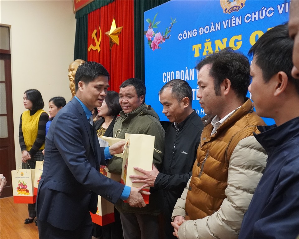Phó Chủ tịch Tổng LĐLĐVN Ngọ Duy Hiểu trao quà cho CNLĐ tỉnh Thanh Hoá. Ảnh: Quách Du