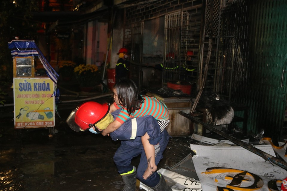 Cả 6 người dân bị mắc kẹt trong vụ hỏa hoạn lúc nửa đêm ở Quảng Nam đã được cứu kịp thời. Ảnh: TT