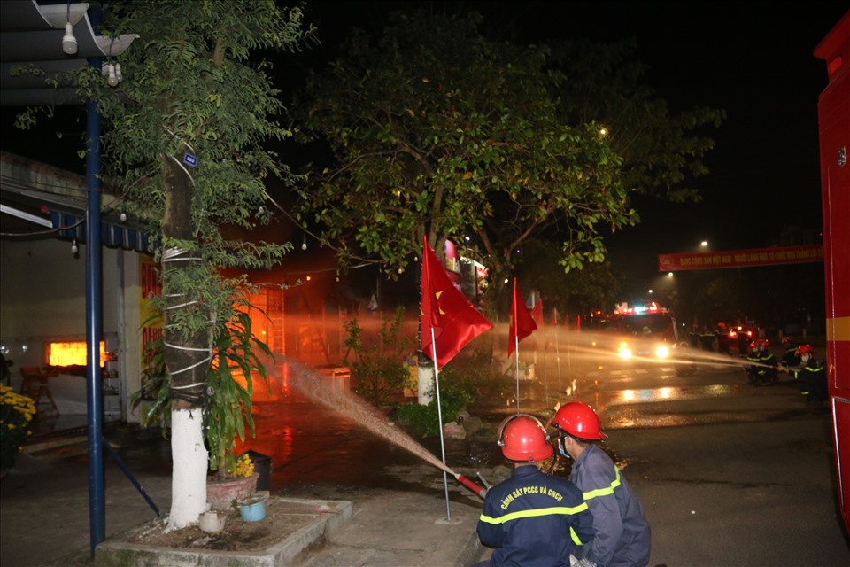 Vụ cháy lúc rạng sáng mùng 4 Tết tại Quảng Nam, nhưng lính cứu hỏa có mặt ngay lập tức để cứu dân. Ảnh: TT