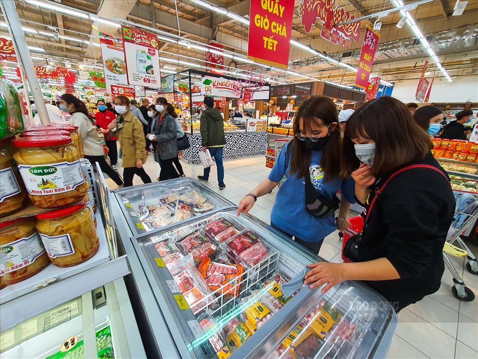 Chợ dân sinh giá tăng mạnh, siêu thị nhiều mặt hàng ổn định ngày mùng 5 Tết.