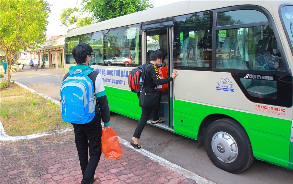 354 sinh viên Đại học Thủ Dầu Một hoàn thành cách ly tập trung trở về nhà. Ảnh: Văn Hải