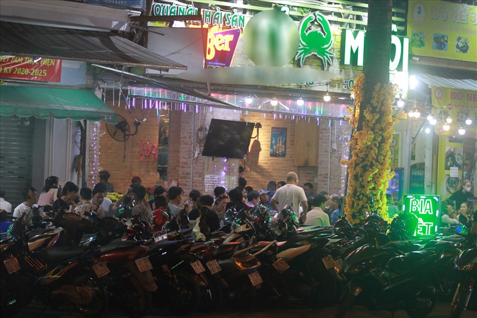 Hàng trăm chỗ ngồi tài một quán nhậu trên đường Trần Phú (quận 5) đã được lấp kín.