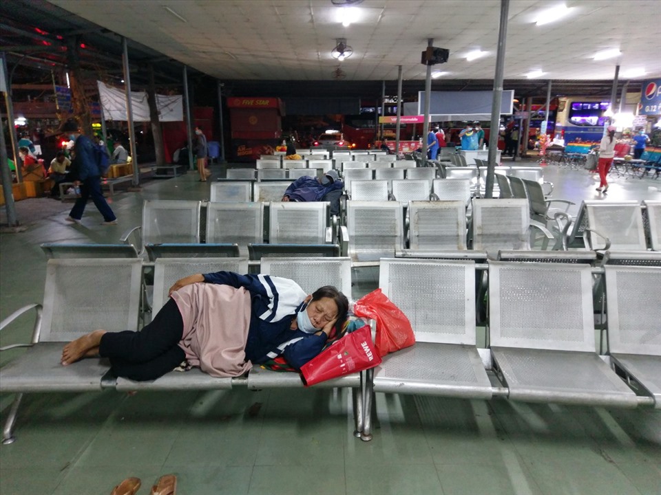 Nhiều người mệt mỏi, vạ vật nằm ngủ trong bến xe chờ xe buýt hoặc người thân đến đón.