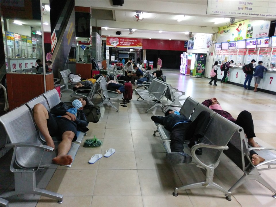 Nhiều người ngủ mê mệt tại bến xe vì trải qua quãng đường dài từ quê vào TPHCM.