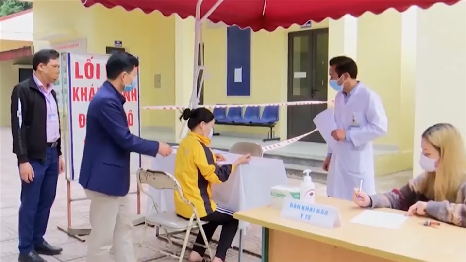 Công nhân ở trọ tại phường Vân Dương (TP.Bắc Ninh) đến khai báo y tế tại trạm y tế của phường. Ảnh: PV.
