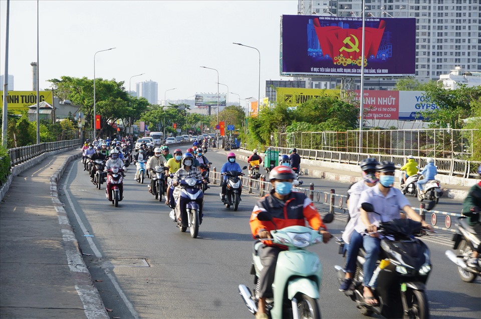 Cầu Kênh Tẻ (nối quận 7 và quận 4) được gọi là “cây cầu dài nhất TPHCM” vì tình trạng kẹt xe nghiêm trọng vào giờ cao điểm ở cả hai phía đầu cầu, nhưng sáng nay cầu có vẻ rộng thênh thang, xe cộ lưu thông dễ dàng.