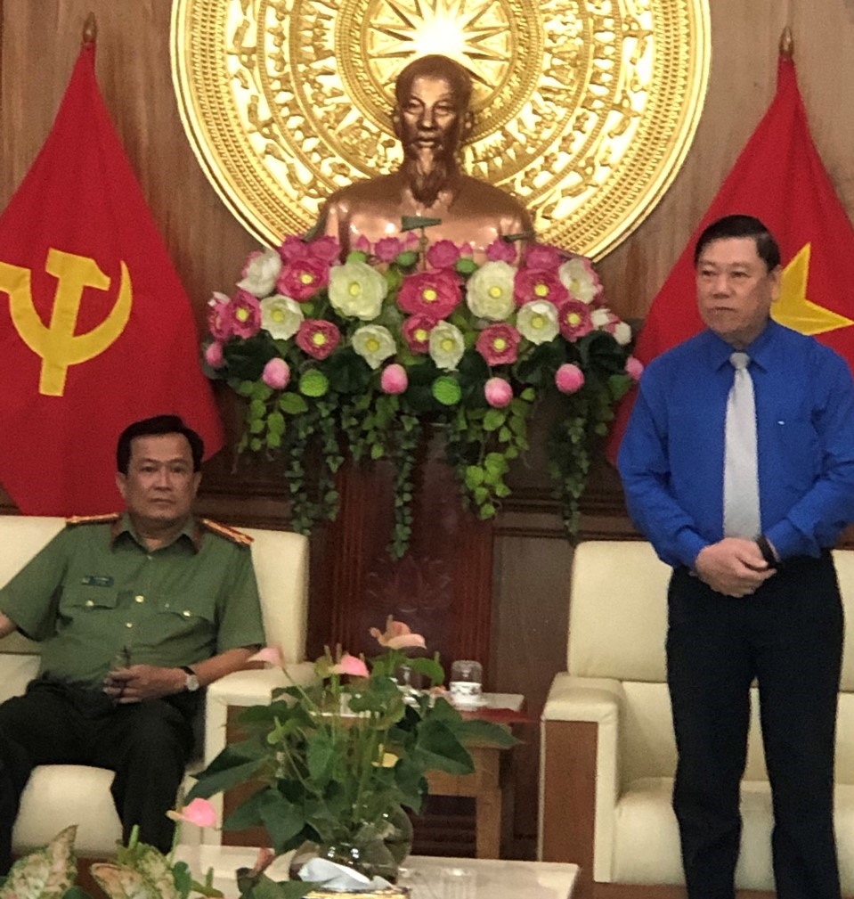 Bí thư Tỉnh ủy Trần Văn Rón (đứng bên phải) phát biểu tại buổi làm việc. Ảnh: CACC