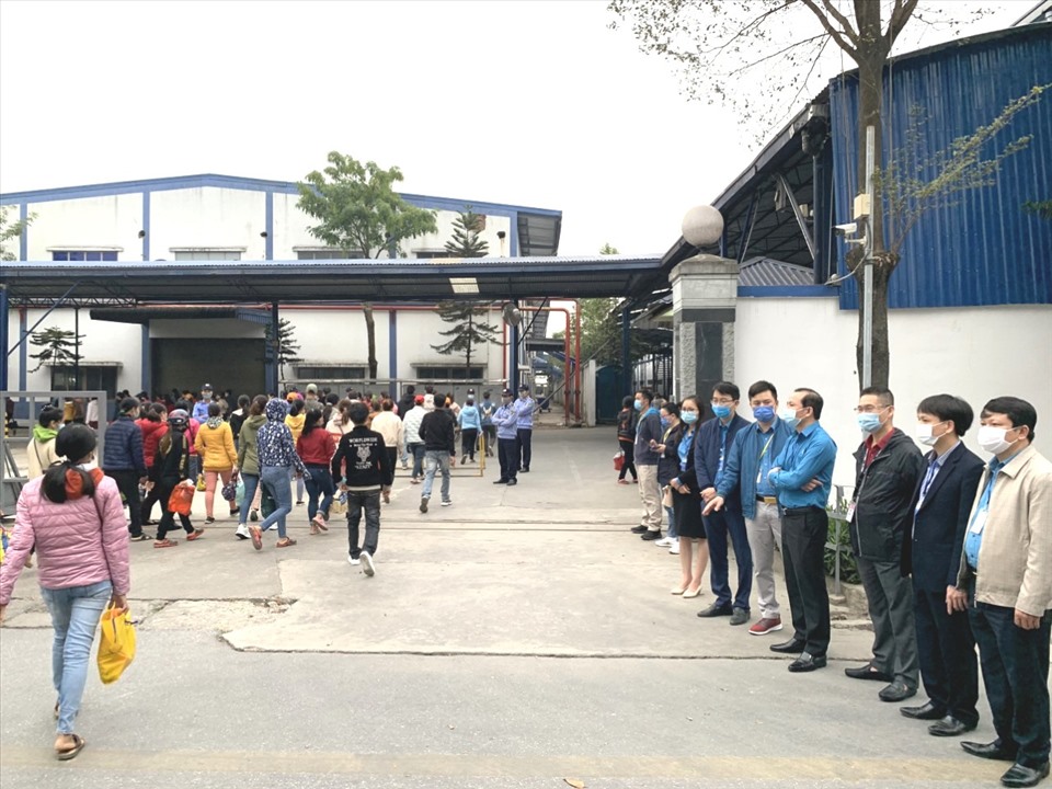 Đoàn công tác của LĐLĐ tỉnh Thanh Hóa đứng trước cửa công ty để đón công nhân vào làm việc, trong ngày đầu năm mới. Ảnh: Q.D