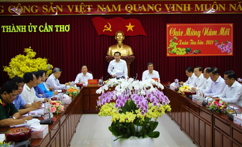 Bí Thư Thành ủy Cần Thơ Lê Quang Mạnh (đứng giữa) phát biểu tại cuộc họp giao ban về tình hình. Ảnh: Thành Nhân