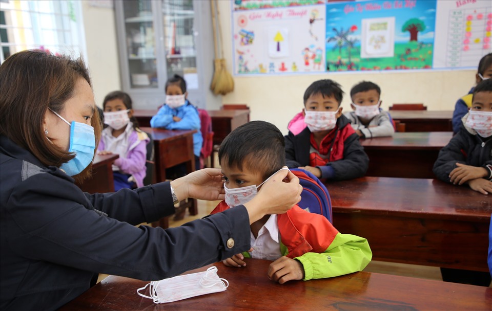 Cô giáo Hoàng Thị Kim Chung (Trường Tiểu học và Trung học Cơ sở A Xing) thì hướng dẫn các em học sinh lớp 1D đeo khẩu trang đúng cách.