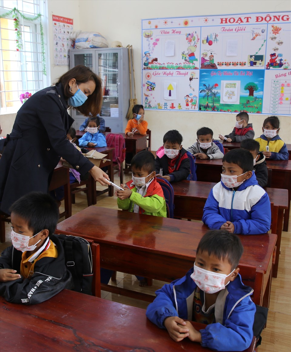 Vở, bút và bánh kẹo là món quà mà cô Kim Chung dành tặng cho các em học sinh vào giờ chơi của buổi học đầu năm.