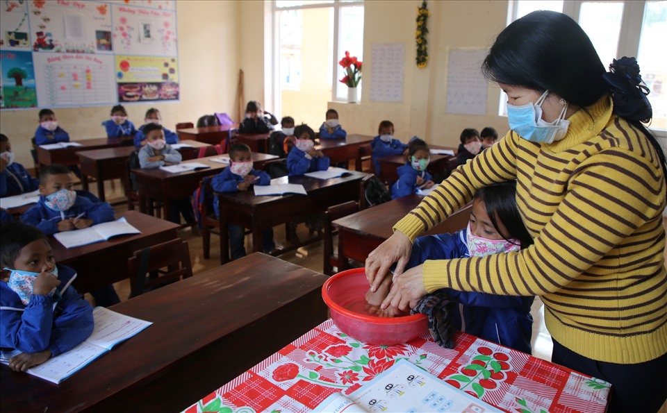 Ở Trường Tiểu học và Trung học Cơ sở A Xing (huyện Hướng Hóa, tỉnh Quảng Trị), vào buổi học đầu tiên của năm mới Tân Sửu, cô giáo Nguyễn Thị Hồng Sen hướng dẫn cho các em học sinh lớp 1C cách rửa tay, giữ gìn vệ sinh để phòng dịch COVID-19.