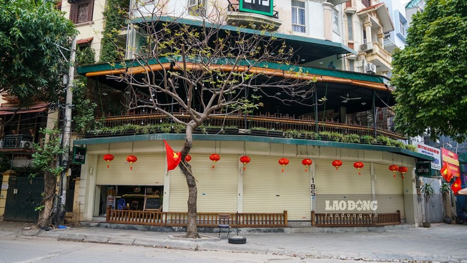 Theo ghi nhận của Lao Động, một số quán cà phê trên đường Trung Kính, Trung Hòa, Trần Kim Xuyến, Duy Tân... đã tạm đóng cửa để ứng phó với diễn biến phức tạp của dịch COVID-19.