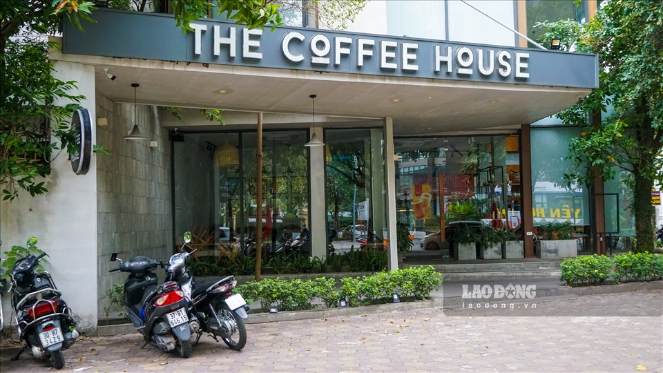 Hôm nay (17.2) là ngày thứ hai Hà Nội thực hiện việc đóng cửa các quán cà phê, hàng ăn vỉa hè để phòng dịch COVID-19. Một số nhà hàng, quán xá thực hiện nghiêm túc yêu cầu của thành phố.