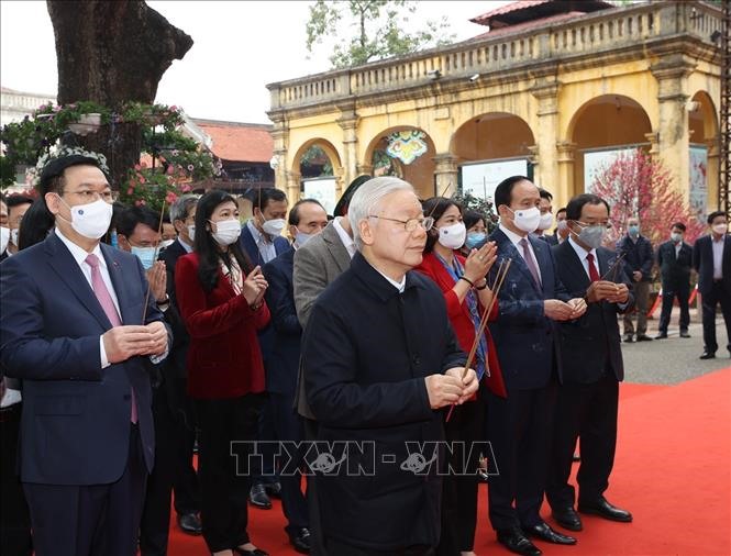 Tổng Bí thư, Chủ tịch nước Nguyễn Phú Trọng dâng hương tưởng niệm các bậc tiền nhân tại Điện Kính Thiên - Khu Di tích Hoàng thành Thăng Long. Ảnh: TTXVN