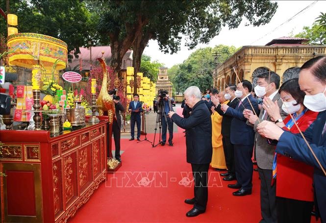 Tổng Bí thư, Chủ tịch Nước Nguyễn Phú Trọng dâng hương tại Điện Kính Thiên-Khu Di tích Hoàng thành Thăng Long. Ảnh: TTXVN