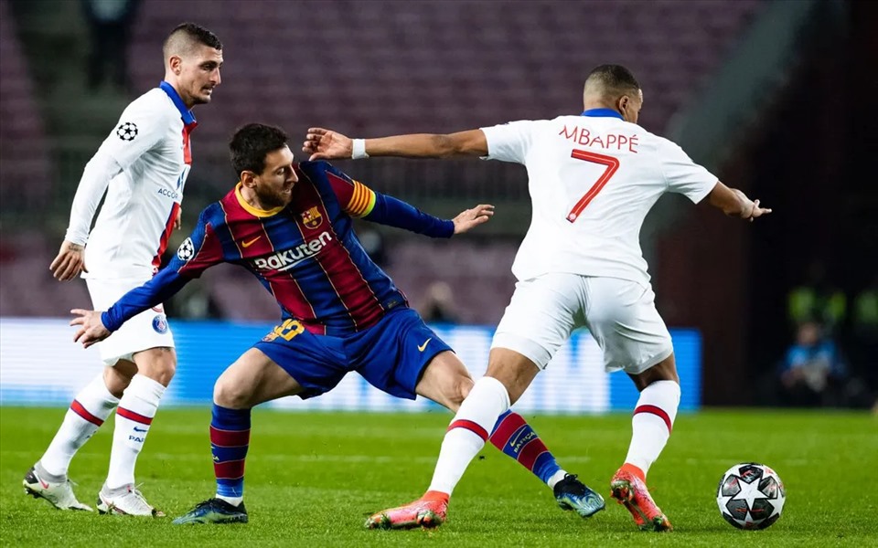 Kylian Mbappe thể hiện quá xuất sắc ở trận đấu với Lionel Messi và Barcelona. Ảnh: AFP