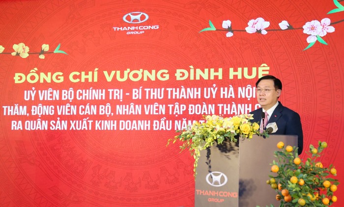 Bí thư Thành ủy Vương Đình Huệ phát biểu, động viên ra quân sản xuất đầu năm tại Tập đoàn Thành Công.