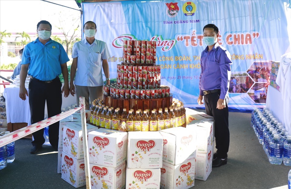 Công đoàn tỉnh Quảng Nam tổ chức chương trình “tết sẻ chia” vào dịp cuối năm đến với 300 công nhân khó khăn. Ảnh: HL