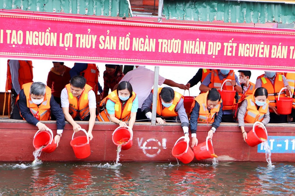 Chủ tịch UBND tỉnh Hà Tĩnh Trần Tiến Hưng cùng lãnh đạo sở, ngành, địa phương thả cá xuống hồ Ngàn Trươi ở Vũ Quang. Ảnh: Vũ Quang.
