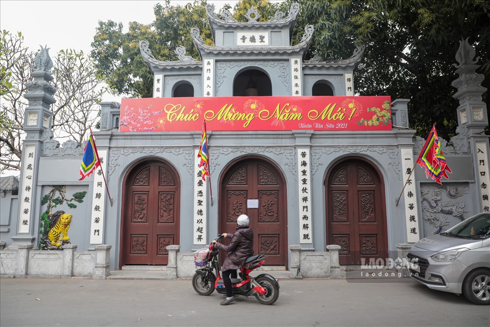 Thời điểm mùng 6 Tết âm lịch, người Việt tứ xứ thường dành thời gian để đi lễ chùa, đền, phủ để cầu mong những may mắn, hạnh phúc cho năm mới.