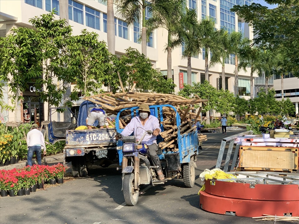 Sau hơn một tuần hoạt động chào đón người dân TPHCM đến tham quan chụp hình, ngày 17.2 (tức mùng 6 Tết) tại đường hoa Phú Mỹ Hưng, các công nhân đang nhanh chóng thực hiện việc tháo dỡ dọn dẹp đường hoa.