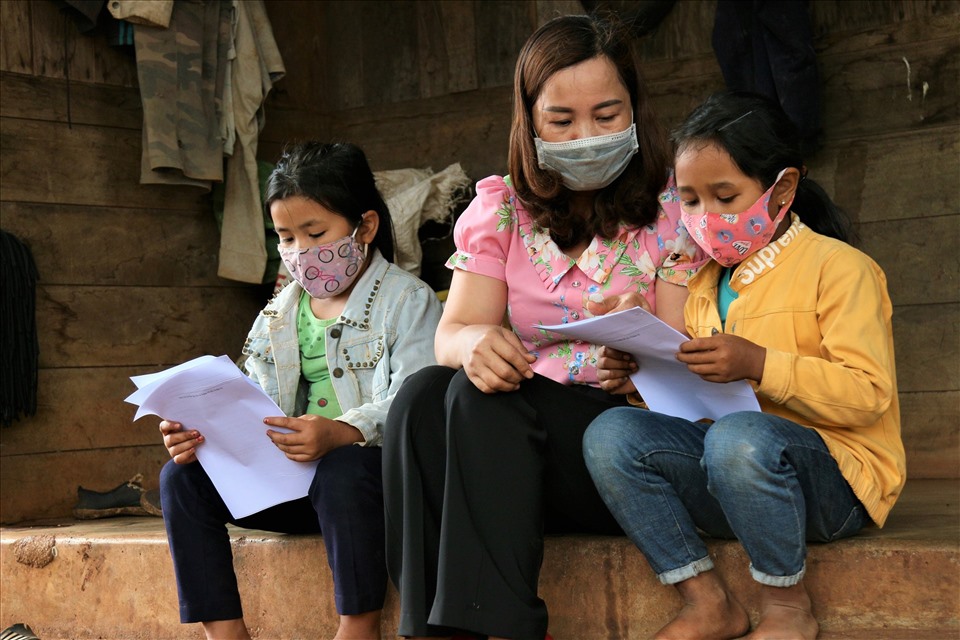 Hồi tháng 4.2020, giáo viên vùng sâu vùng xa ở Đắk Lắk đã lặn lội đến tận nhà học sinh tiểu học để giao bài tập trong thời gian nghỉ học do ảnh hưởng của dịch COVID-19. Ảnh: Bảo Trung