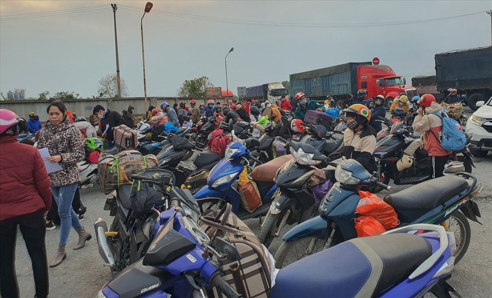 Đoàn người đi xe máy từ Thái Bình vào Hải Phòng phải tập kết để khai báo y tế