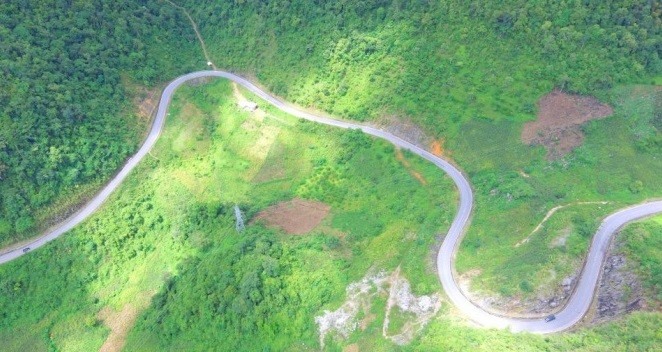 Một khúc cua nguy hiểm tại đèo Pha Đin đoạn qua huyện Thuận Châu, tỉn Sơn La.