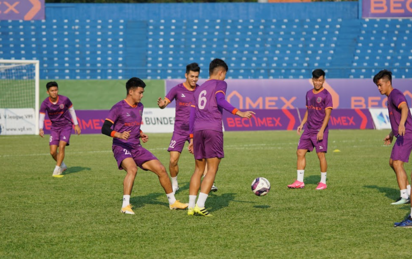 Tiến Linh vui vẻ đá bóng “ma” cùng các đồng đội. Anh chính là người đã ghi bàn ấn định chiến thắng 2-1 ngay trên sân của Hà Nội.
