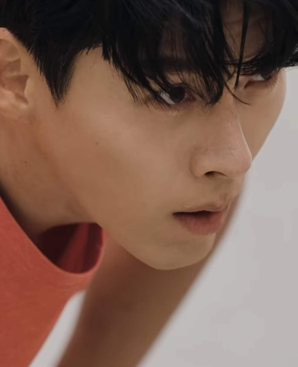 Các đường nét trên khuôn mặt Hyun Bin gần như không thay đổi mà chỉ nam tính và rắn rỏi hơn theo thời gian. Ảnh: Instagram.