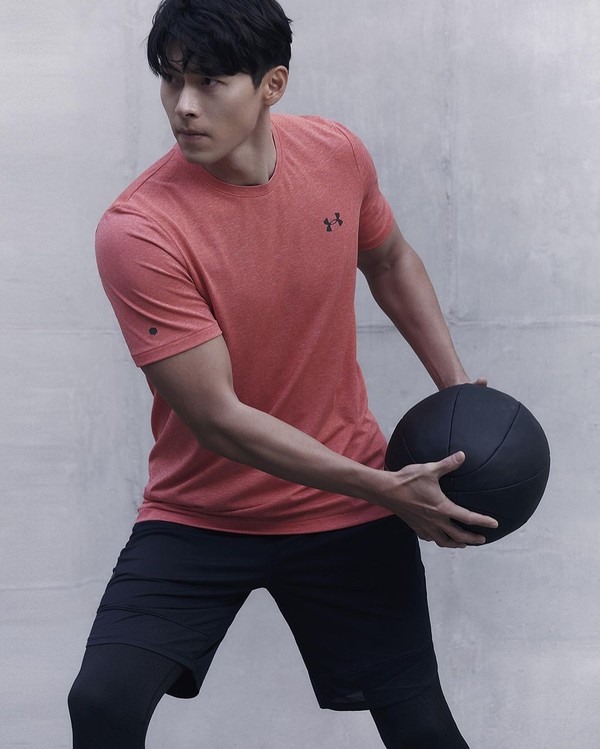 Hình thể chuẩn mực, cơ bắp săn chắc của Hyun Bin nhận được nhiều lời khen của người hâm mộ. Ảnh: Instagram.