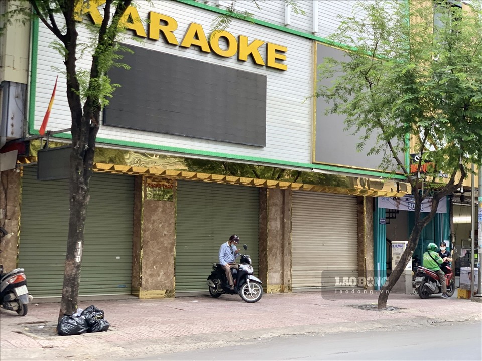 Những quán karaoke lớn trên tuyến đường Sư Vạn Hạnh cũng trong tình trạng “kín cổng“. Ảnh: KL.