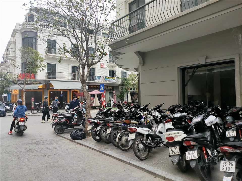 Quanh khu vực tòa nhà Vincom, các hộ kinh doanh cũng dọn dẹp vỉa hè không bán hành và chỉ để xe máy. Ảnh: Quách Du