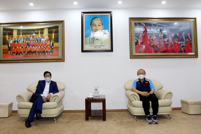 Bộ trưởng Bộ Văn hóa, Thể thao và Du lịch Nguyễn Ngọc Thiện thăm và chúc Tết VFF cùng huấn luyện viên Park Hang-seo. Ảnh: VFF