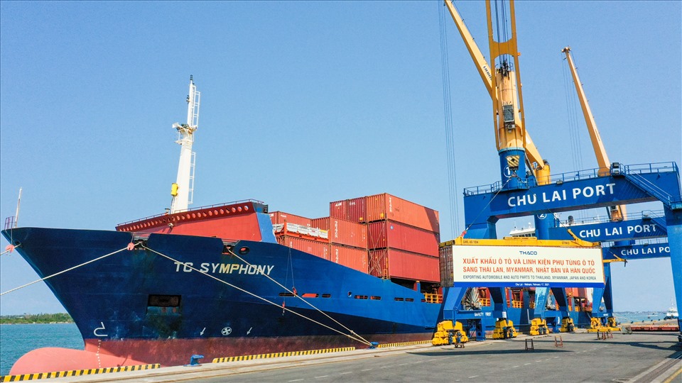 Container ô tô và linh kiện phụ tùng ô tô chuẩn bị được xuất khẩu sang Thái Lan, Myanmar, Nhật Bản và Hàn Quốc.