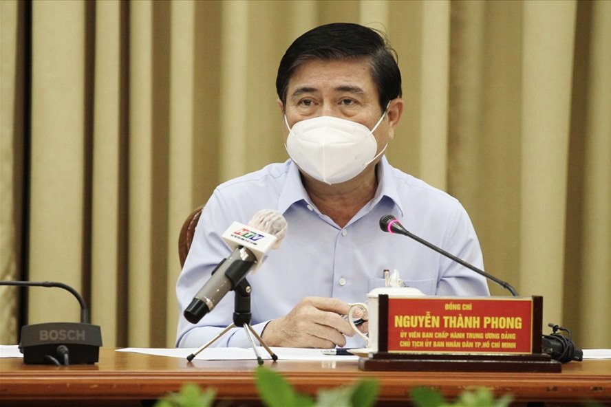 Chủ tịch UBND TPHCM Nguyễn Thành Phong trong một lần họp chỉ đạo phòng, chống dịch. Ảnh: TTBC