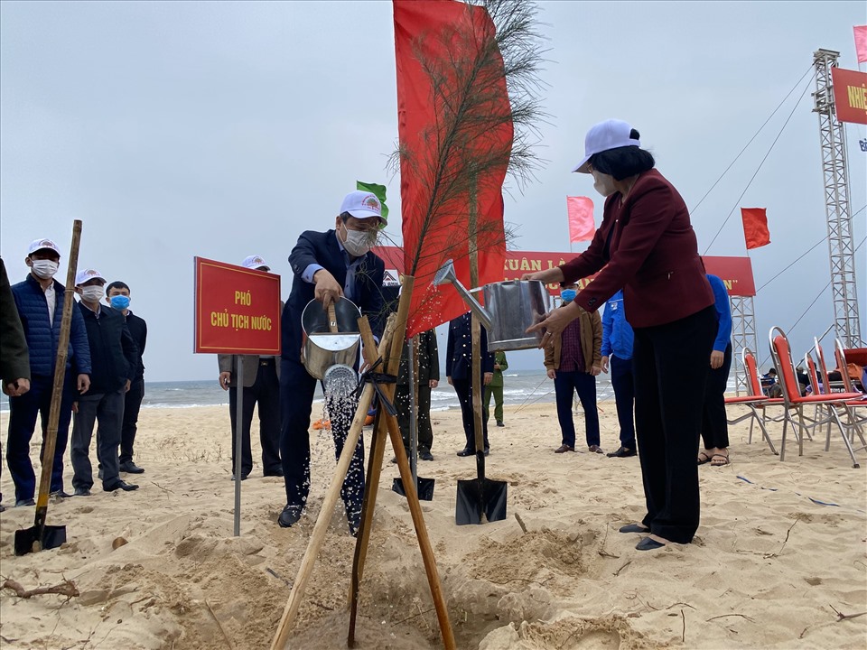 Phó Chủ tịch nước Đặng Thị Ngọc Thịnh tham gia lễ phát động và kêu gọi toàn dân hăng hái tham gia trồng cây, trồng rừng. Ảnh: Quỳnh Hương