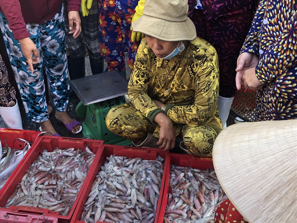 Đầu năm nhiều tiểu thương phải “dành” nhau tại bến để mua được hàng đưa về các chợ bán lại. Ảnh: Phương Linh