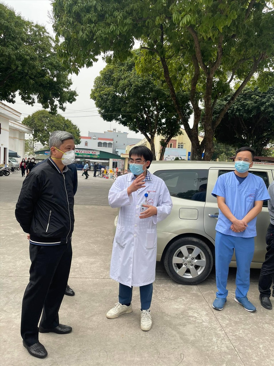 Thứ trưởng Nguyễn Trường Sơn nghe báo cáo công tác phòng chống dịch COVID-19 tại Bệnh viện Dã chiến 1 Hải Dương. Ảnh: Lệ Hà