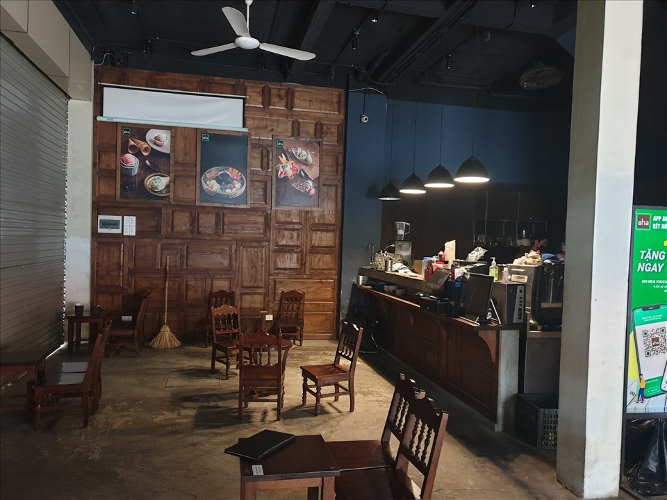 Quản lý quán cà phê tại số 30 Trần Quý Kiên mong sớm được kinh doanh lại.