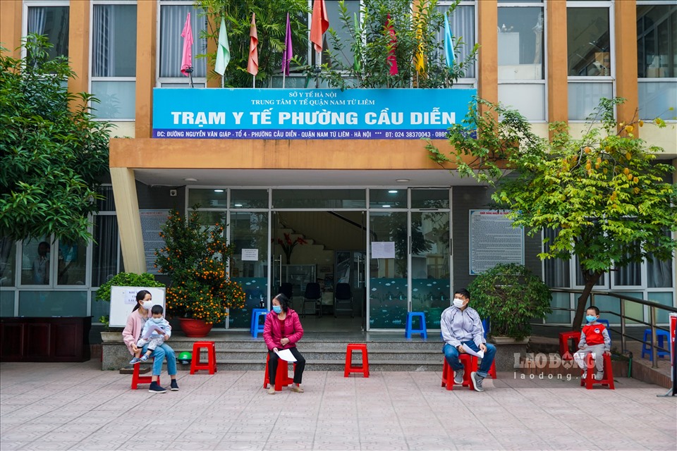 Chiều 18.2, theo ghi nhận của phóng viên Lao Động, nhiều người dân đã tới Trạm y tế phường Cầu Diễn Nam Từ Liêm, Hà Nội) để lấy mẫu dịch họng, xét nghiệm PCR.