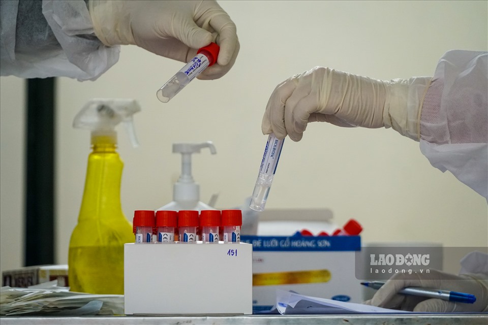 Các mẫu xét nghiệm PCR sau đó sẽ được gửi đến Bệnh viện Thanh Nhàn theo phân luồng quy định, bảo đảm an toàn, chất lượng, hiệu quả.
